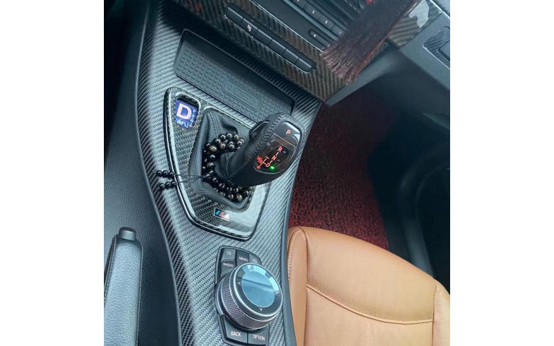 寶馬E909293無線充電安裝教程寶馬3系敞篷無線快充原裝位無損安裝